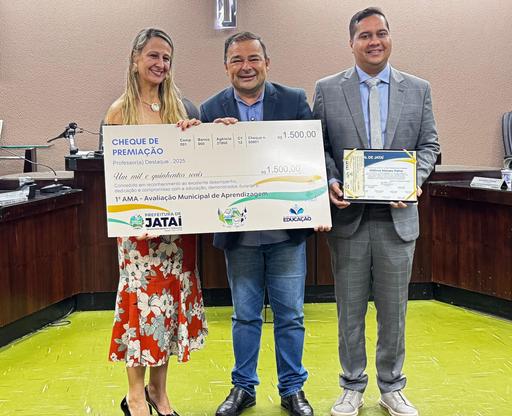 Professora Didima Moraes Paiva com o prefeito Geneilton de Assis (centro) e o  presidente da Câmara, Marcos Patrick