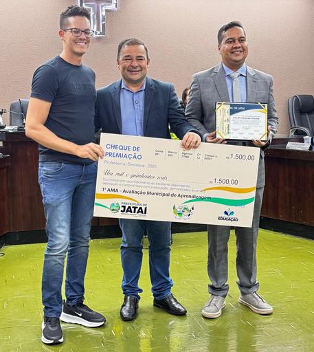 Professor Eliardo Miranda Oliveira ao lado do prefeito Geneilton e do vereador Marcos Patrick