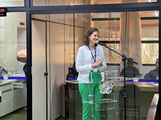 Professora doutora Ana Paula durante seu pronunciamento