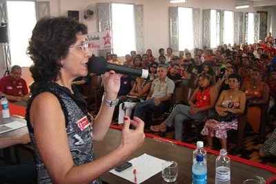 As eleições de outubro devem mostrar que os estímulos instituídos pela minirreforma eleitoral de 2009 para ampliar a participação feminina na política e sua representação no Congresso, com a utilização de recursos do Fundo Partidário, ainda estão longe de produzir os efeitos desejados. Estudos e pesquisas indicam que haverá aumento da bancada feminina, principalmente na Câmara, mas a presença delas no Legislativo ainda ficará muito aquém dos 30% exigidos pela lei.