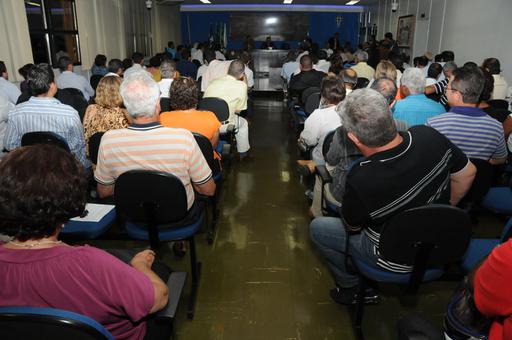 O plenário da Câmara Municipal de Jataí ficou lotado, no último dia 19, para a primeira audiência pública sobre a emenda à Lei Orgânica do Município que aumenta de 10 para 17 o número de vereadores no legislativo jataiense. As próximas serão realizadas nos próximos dias 26 de abril e 3 de maio.