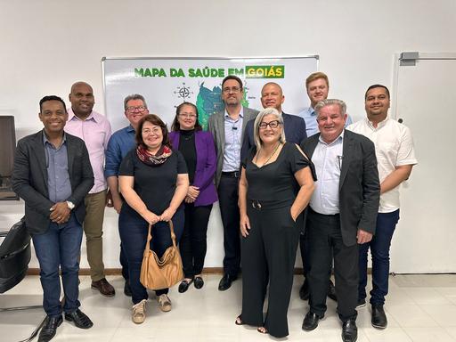 Sérgio Vencio (de óculos) posa com os vereadores de Jataí e com o secretário Municipal de Saúde, Amilton Prado
