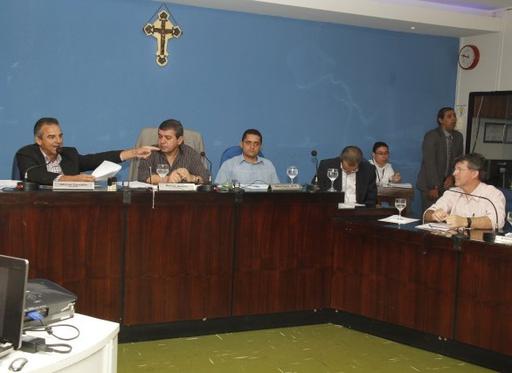 O secretário Municipal de Saúde, Amilton Fernandes Prado, acompanhado do prefeito Humberto Machado, respondeu a todas as questões formuladas pelos vereadores, durante reunião realizada no dia 9 de março de 2015. Foram cinco horas e meia de conversa, realizada depois que o secretário aceitou convite do parlamento para falar sobre a situação da saúde pública em Jataí