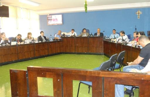 Como resultado da reunião para debater a situação em que se encontra a segurança pública em Jataí, ficou definido que uma comissão formada por vereadores, representantes do município e de entidades de classe e membros dos órgãos de segurança locais levará pessoalmente ao governador Marconi Perillo as reivindicações da sociedade jataiense, que sofre com uma onda de criminalidade