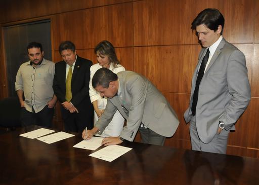 Acordo assinado em Brasília vai permitir aos legislativos de todo o Brasil utilizar melhoria desenvolvida pela Câmara Municipal de Jataí no Sistema de Apoio ao Processo Legislativo, um programa que facilita o funcionamento interno dos parlamentos pelo uso da informática e também o acesso público aos dados relativos a projetos, leis, requerimentos e outros documentos