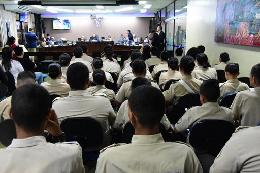Alunos do Colégio Militar Nestório Ribeiro, membros da banda musical, participaram da sessão ordinária