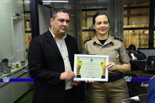 Simioni recebeu homenagem das mãos da tenente-coronel Karise Néris Sousa Pereira, diretora do Colégio da Polícia Militar Nestório Ribeiro