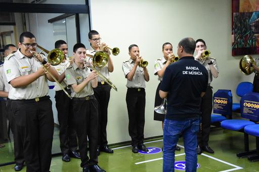 A banda do colégio Nestório Ribeiro apresentou-se no plenário