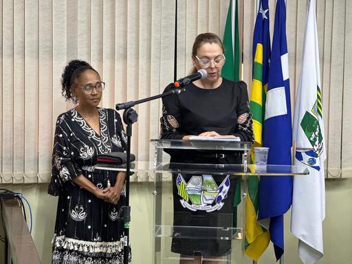 Bispa Jessilene ocupa Tribuna do Povo observada pela pastora Ana Cláudia