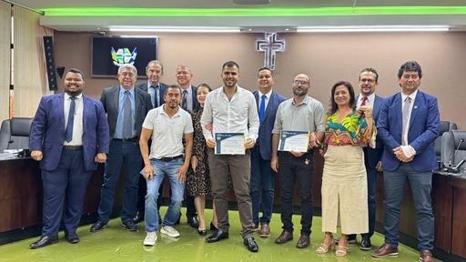 Vereadores posam com homenageados com moções de aplausos