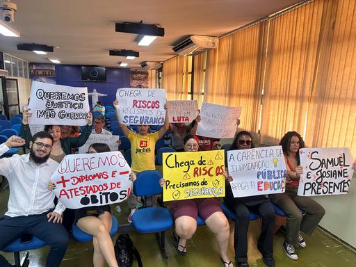 Alunos da Universidade Federal de Jataí marcaram presença durante a sessão. Eles pedem solução para o acesso à UFJ na BR-364, palco de vários acidentes