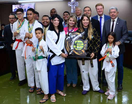 Equipe de taekwondo Isabella Miranda exibe suas premiações ao lado dos vereadores