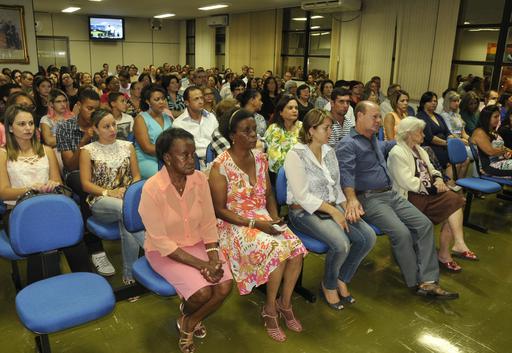 Como forma de representar as mães jataienses, cinquenta e uma mulheres foram homenageadas durante sessão solene realizada no dia 8 de maio de 2015, no plenário da Câmara Municipal de Jataí. Proposto pelo vereador Gildenício Santos, o evento comemorou a passagem do Dia das Mães