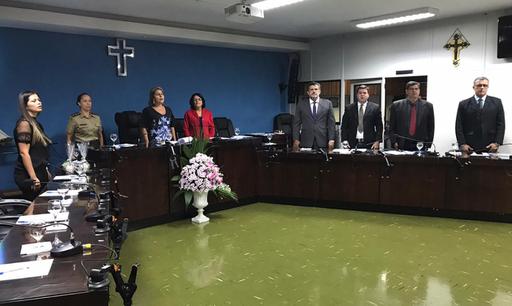 Mesa de trabalhos: da esquerda para a direita, Rafaela dos Reis, capitã Patrícia Amorim, Kátia Carvalho, Cida, Creso Vilela, Carvalhinho, Major Davi Pires e Pastor Luiz Carlos