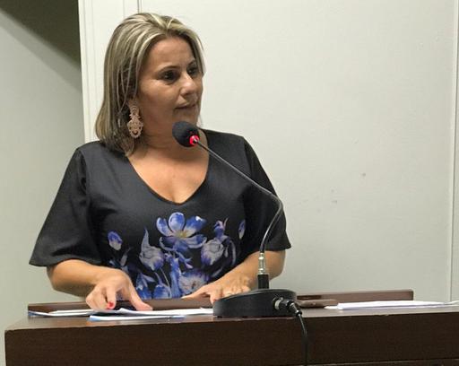 Presidente Kátia Carvalho durante seu pronunciamento