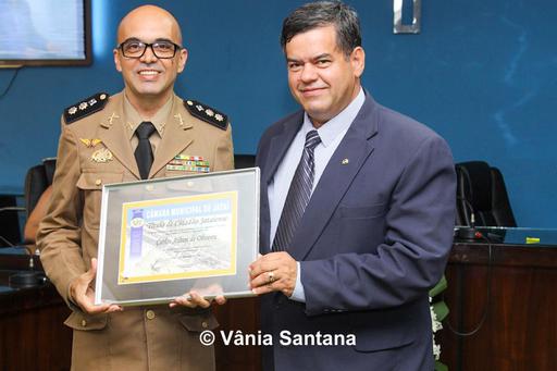 Carlos Ailton de Oliveira recebeu o título das mãos do vereador Major Davi