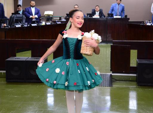 A bailarina jataiense Mayra Ferreira Rocha apresentou-se depois de participar da Tribuna do Povo