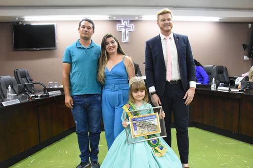Família e pequena miss com o vereador Carlinhos Canzi, autor da proposta de homenagem