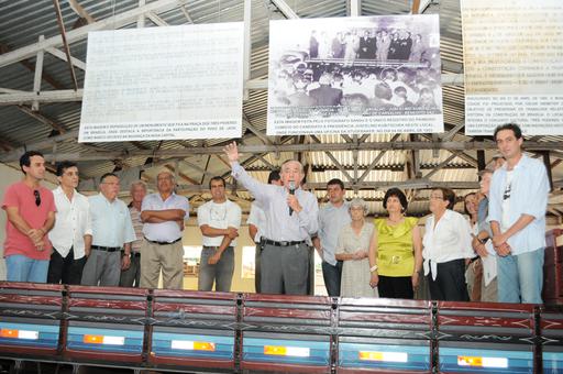 Na carroceria de um caminhão, no mesmo local do encontro de 4 de abril de 1955, Toniquinho JK e convidados relembram o "nascimento" de Brasília