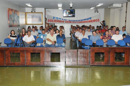 Na audiência pública realizada no dia 20 de outubro, no plenário João Justino de Oliveira, ficou decidida a criação de uma comissão para coletar informações e sugestões para a elaboração de um substitutivo ao projeto de lei do vereador Ediglan Maia que regulamenta o trânsito de veículos pesados pelas ruas e avenidas de Jataí.