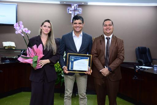 Juliana Gouveia, namorada do homenageado Danilo Marmé (com o certificado), ao lado do presidente da Câmara, Marcos Patrick