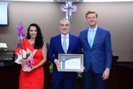 Rita de Cássia, noiva de Geraldo William (segurando o título), e o vereador Carlinhos Canzi