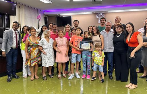 Vereadores e familiares com o homenageado, Sandoval Ferreira (de camisa listrada)