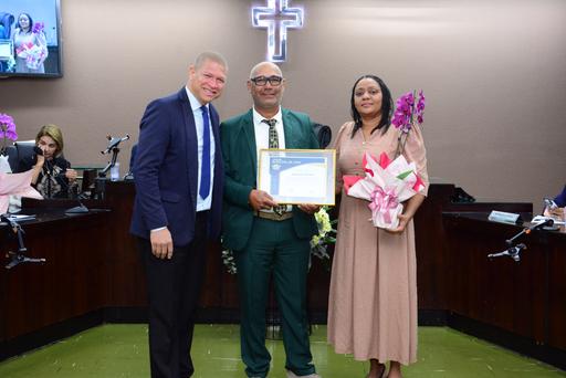 O homenageado Alessandro da Silva também recebeu seu título do vereador Abimael Silva