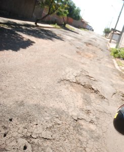 Trecho entre a Avenida Goiás e a Perimetral não se encontra em boas condições. Buracos impedem tráfego seguro por aquela importante via